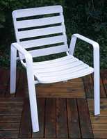 <b>GOD SOM NY:</b> En gammel og skitten plaststol kan få nytt liv etter en runde med «Plastfornyer»-setter fra Alanor.