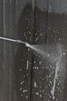 <b>VASKEMIDDEL FRA BUNN: </b>Såpen sprayes på fasaden ved hjelp fra en pumpekanne eller lavtrykksprøyte. Det er viktig rengjøre avgrensede områder av gangen, og å begynne med påføringen nederst på kledningen, og arbeide oppover.
