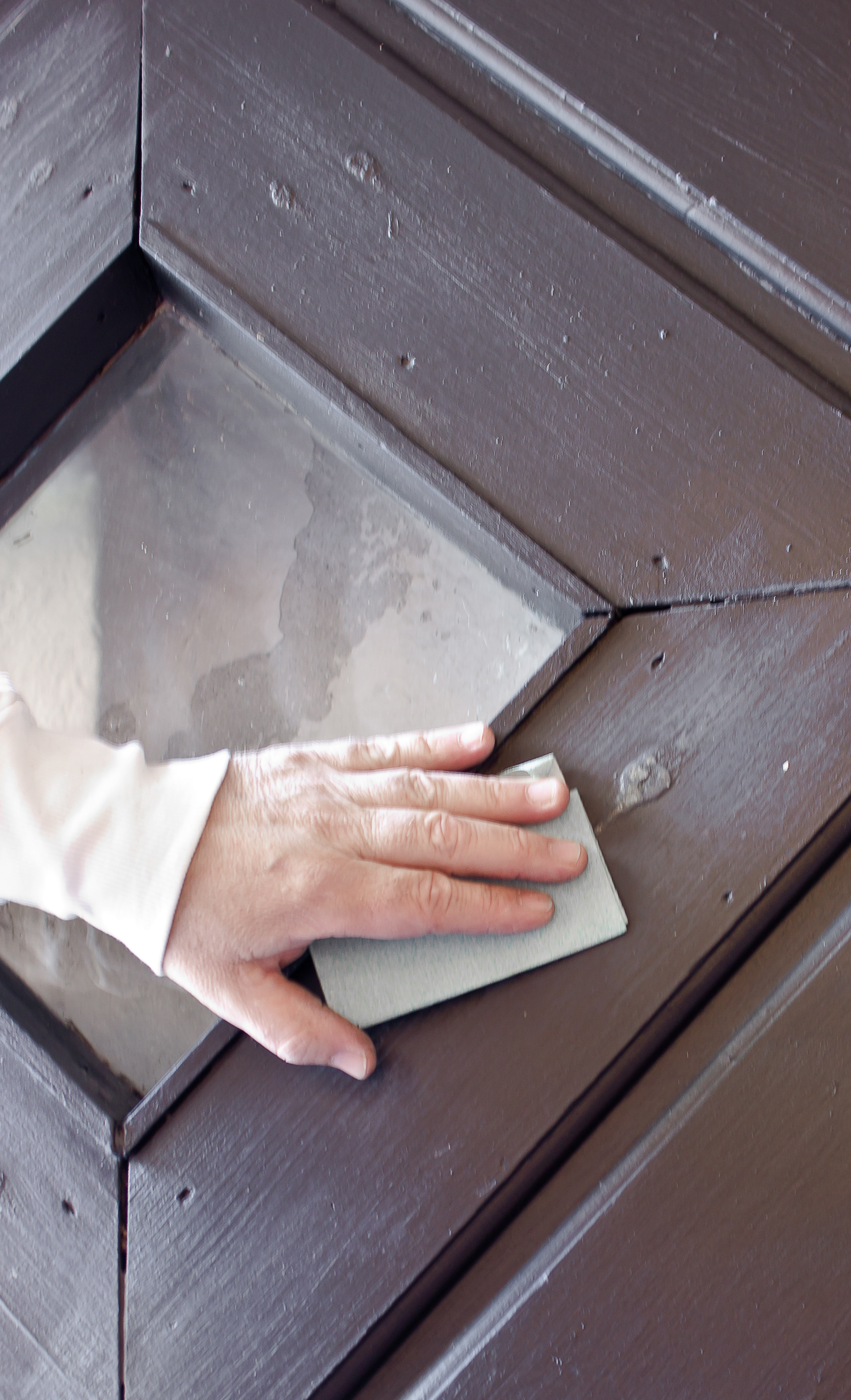 G&aring; lett over med et slipepapir s&aring; hefter malingen bedre.