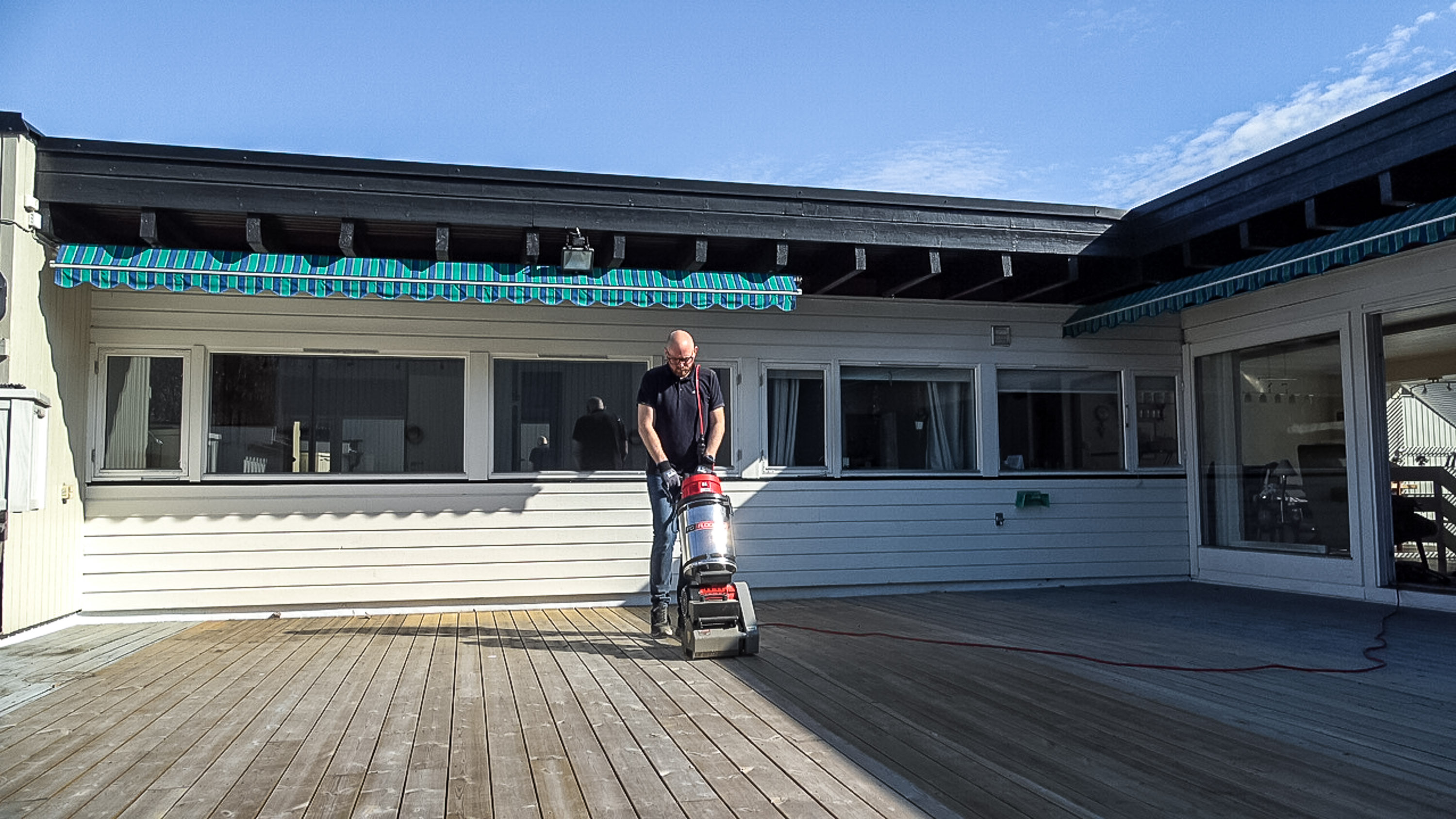 Slipe terrassen – gjør klart for ny olje eller beis