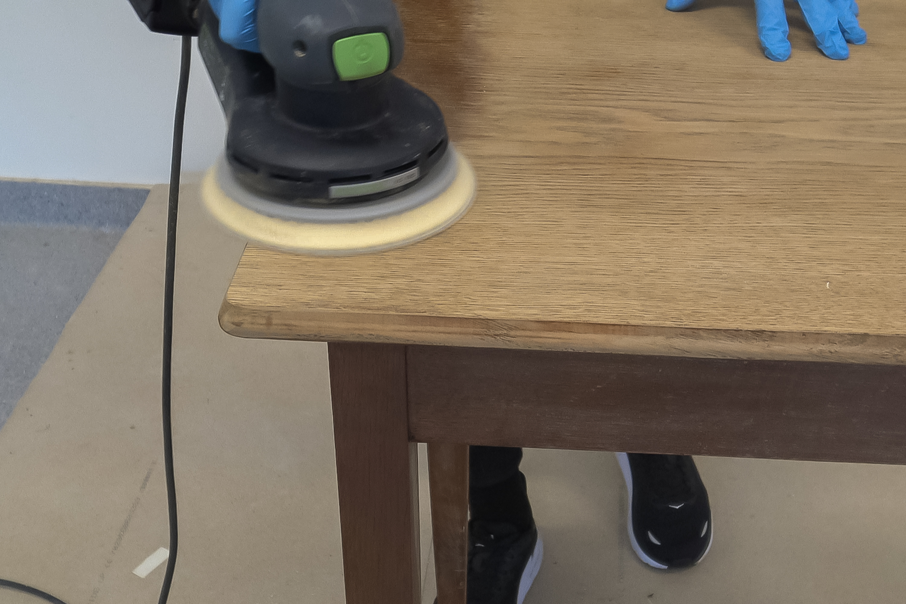 Slipemaskin, fjerne overflatebehandling.