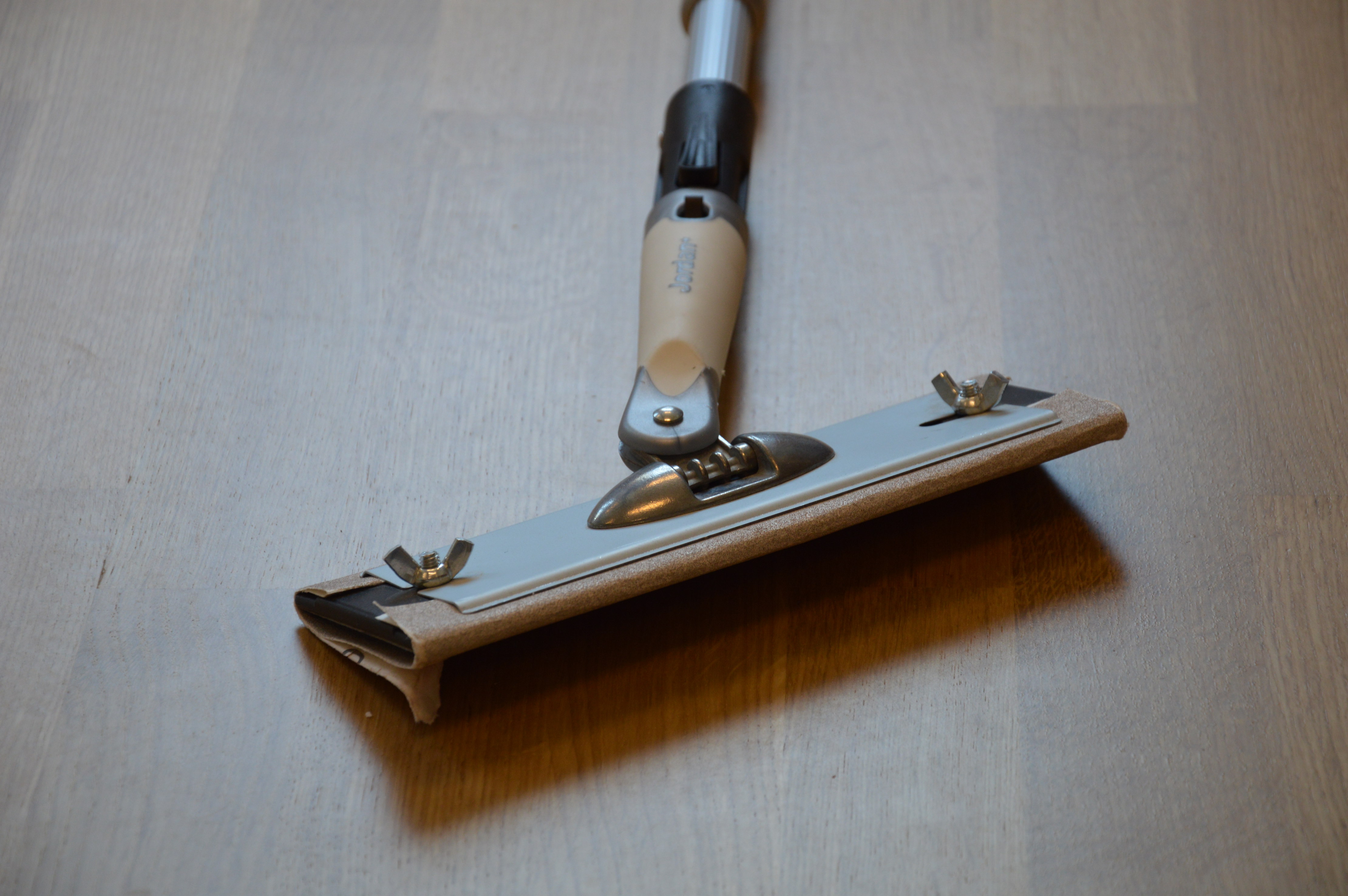 N&aring;r gulvet er t&oslash;rt mattes flaten med slipepapir korning 150 p&aring; slipebrett med langt skaft.