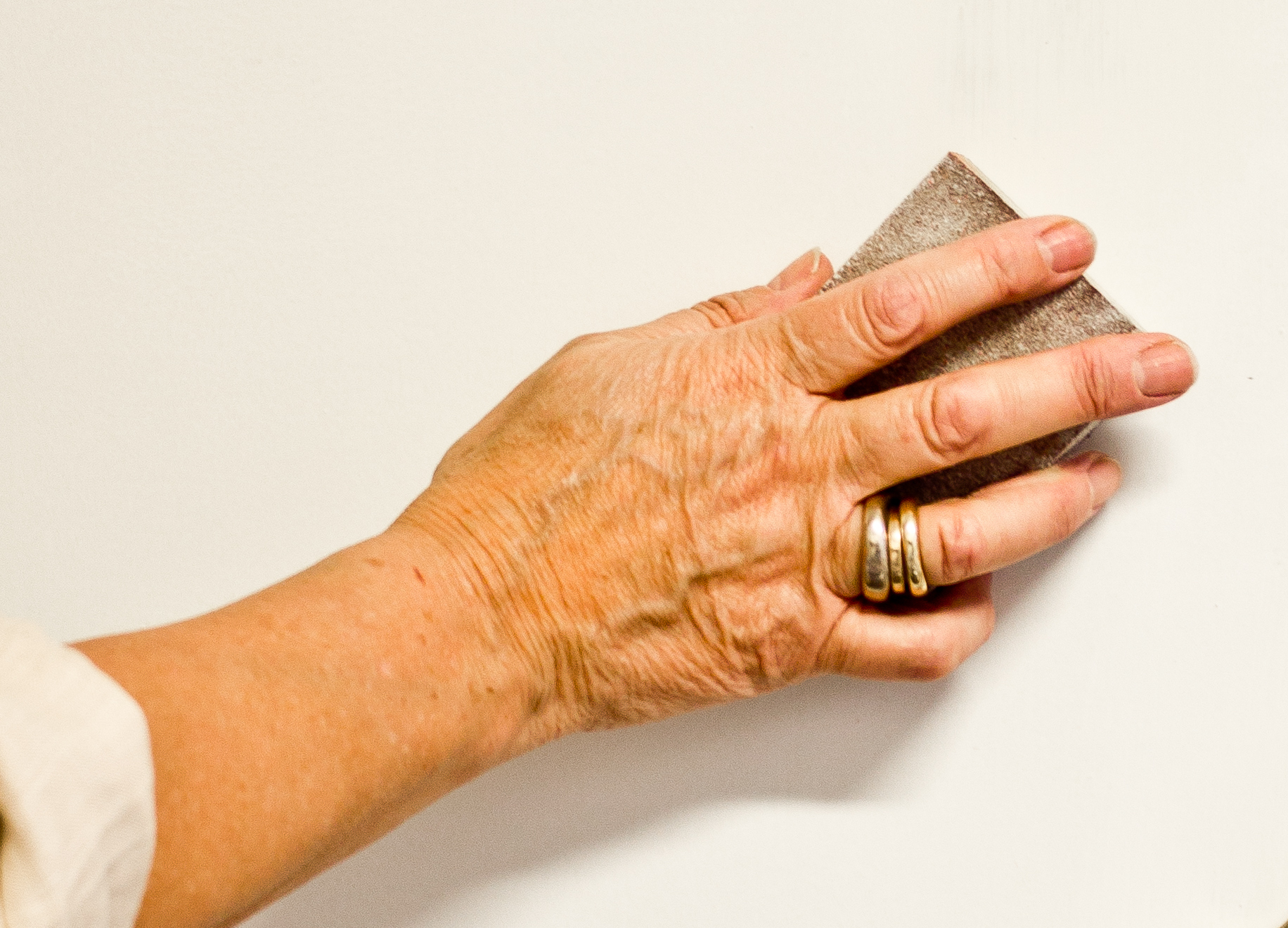 SLIP: Det er viktig å slipe for å sikre god vedheft for ny behandling.