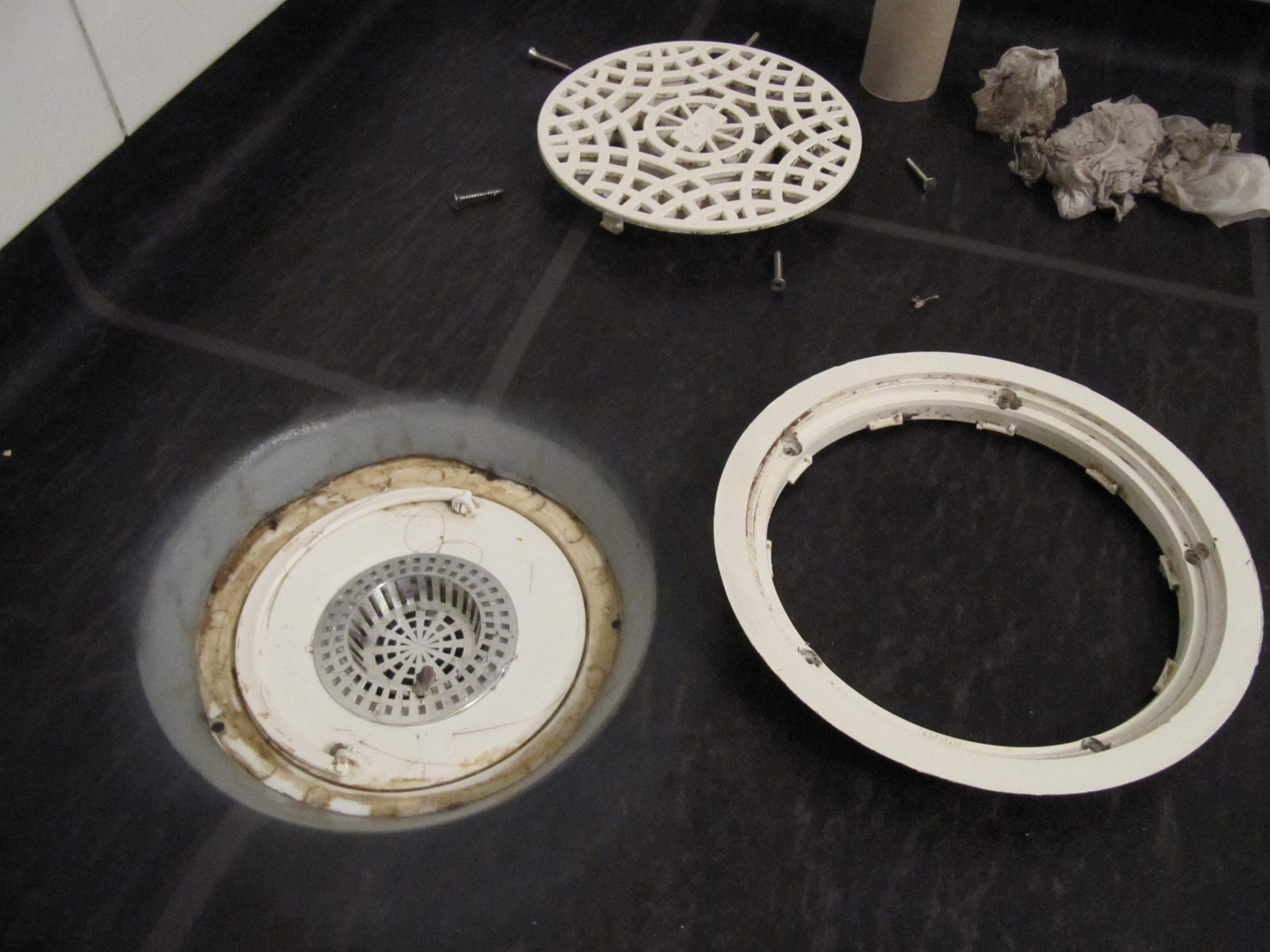 SLUK: Under slukristen er det fuktig. Her kan belegget få lyse skjolder. Dette er ikke en produktfeil, men helt normalt. (Foto: Gerflor)