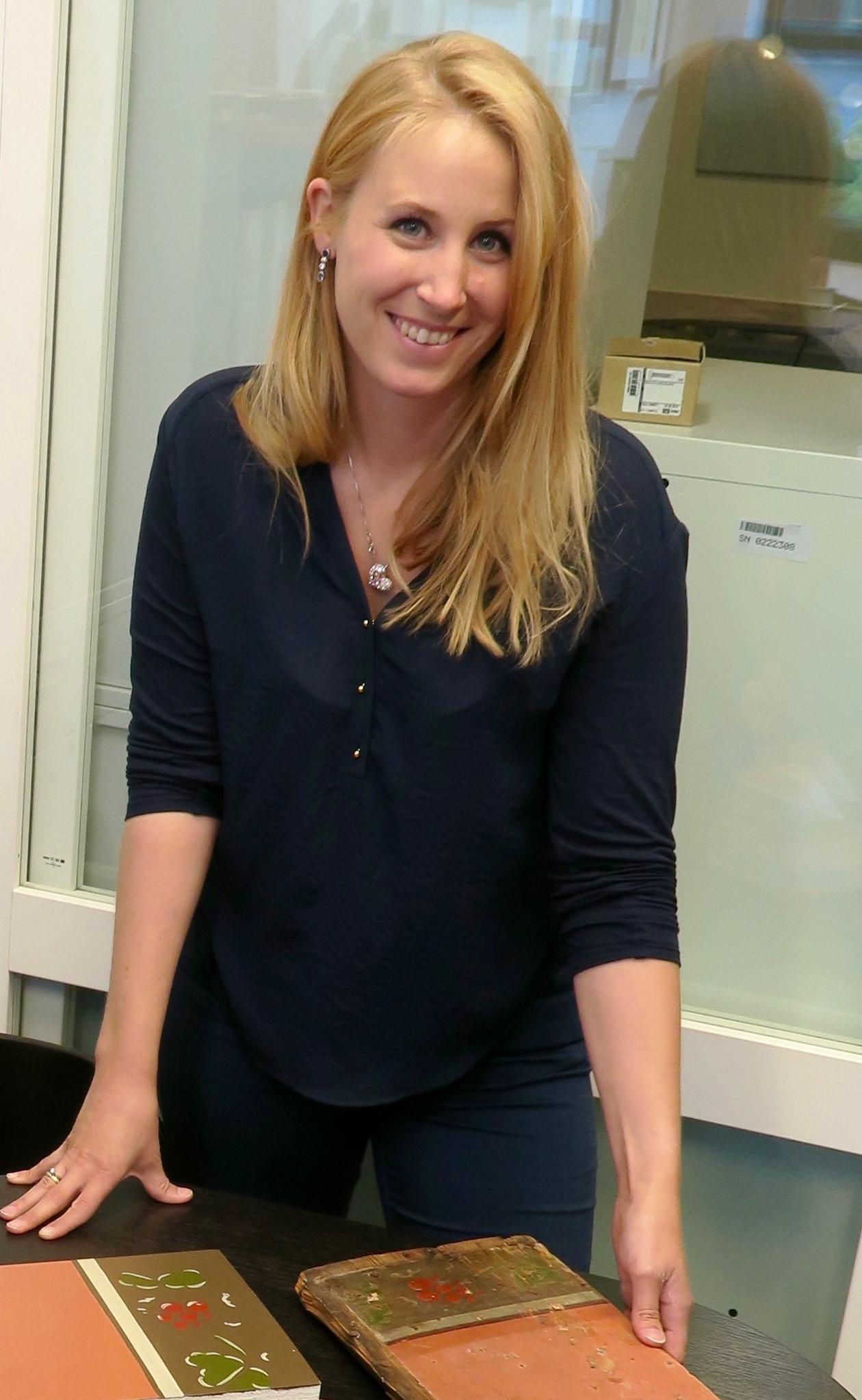 SMART ÅRSTID: Malermester Cecilie Marie Ski Breen hos Alliero mener det er lurt å male inne om vinteren. – Du får bedre tid til å jobbe med malingen. Om sommeren tørker maling raskere, sier hun. (Foto: Robert Walmann/ifi.no)