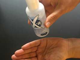 MYKE HENDER: Den lille flasken inneholder en  cellulosebasert ingrediens. Det betyr at virkestoffet får jobbe lenger i  hendene fordi det ikke tørker for fort. Den inneholder også fuktighetsbevarende  glyserin for ikke å tørke ut huden.
