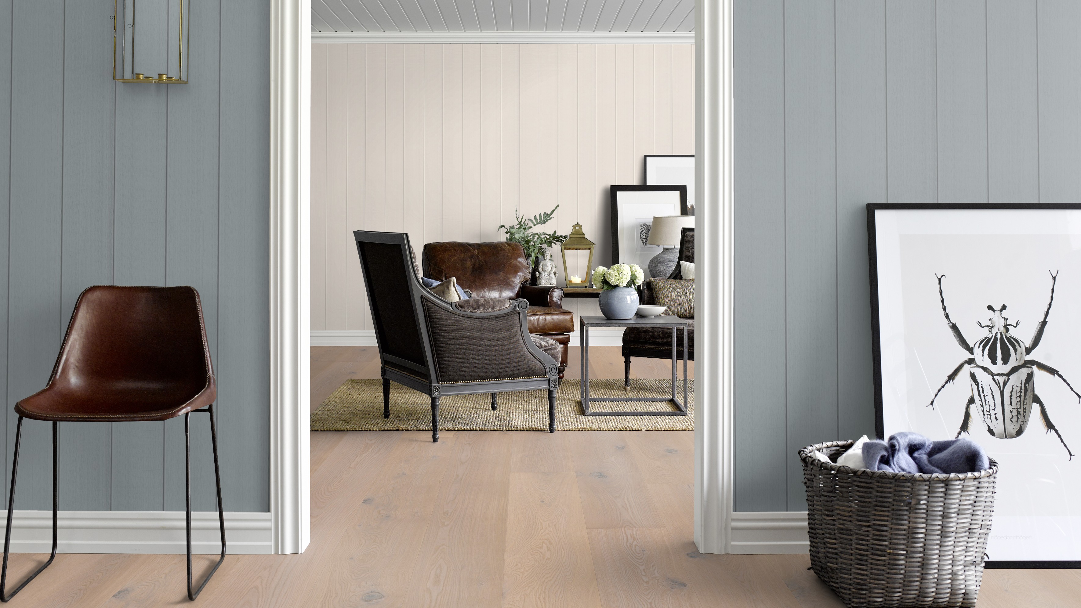 Gulvet er en stor flate som må tas hensyn til i fargesettingen – det samme er farger i tilstøtende rom, som i dette huset med farger fra Smartpanel. Sjekk alltid fargen der den skal påføres, legg den aldri på stuebordet.