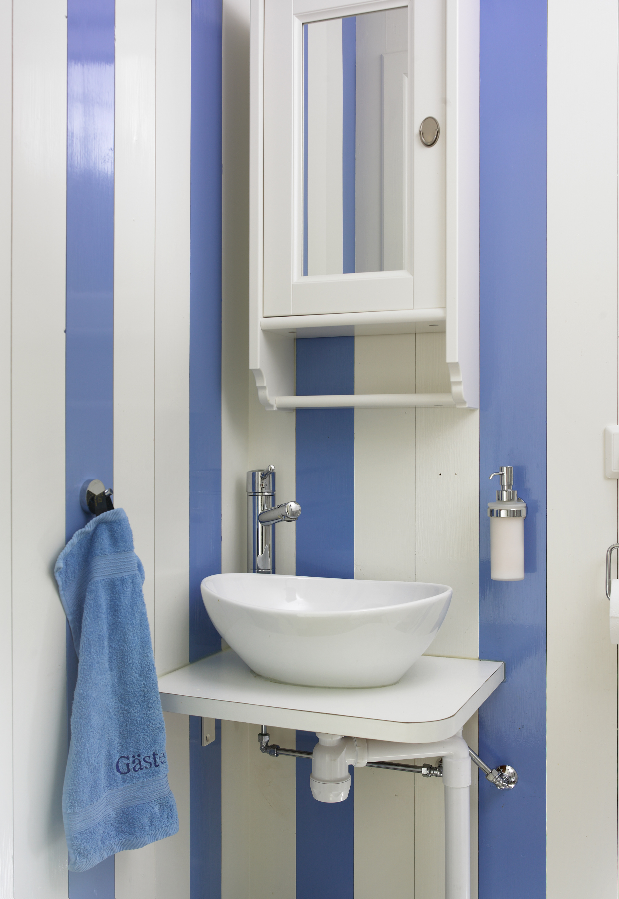 Stripene skaper liv i det lille rommet, og blåfargen er lekker mot det hvite; S 3060-R80B. 