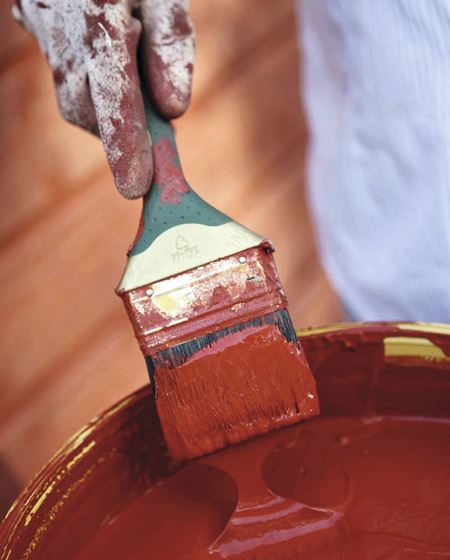 Du gjør deg selv ingen tjenester ved å spare på malingen når du skal male huset utvendig.