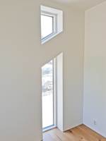 <b>ELEGANT:</b> Deco Smygplate gir fine, listfrie overganger rundt dør og vindu, og skaper en elegant, stilren «look».