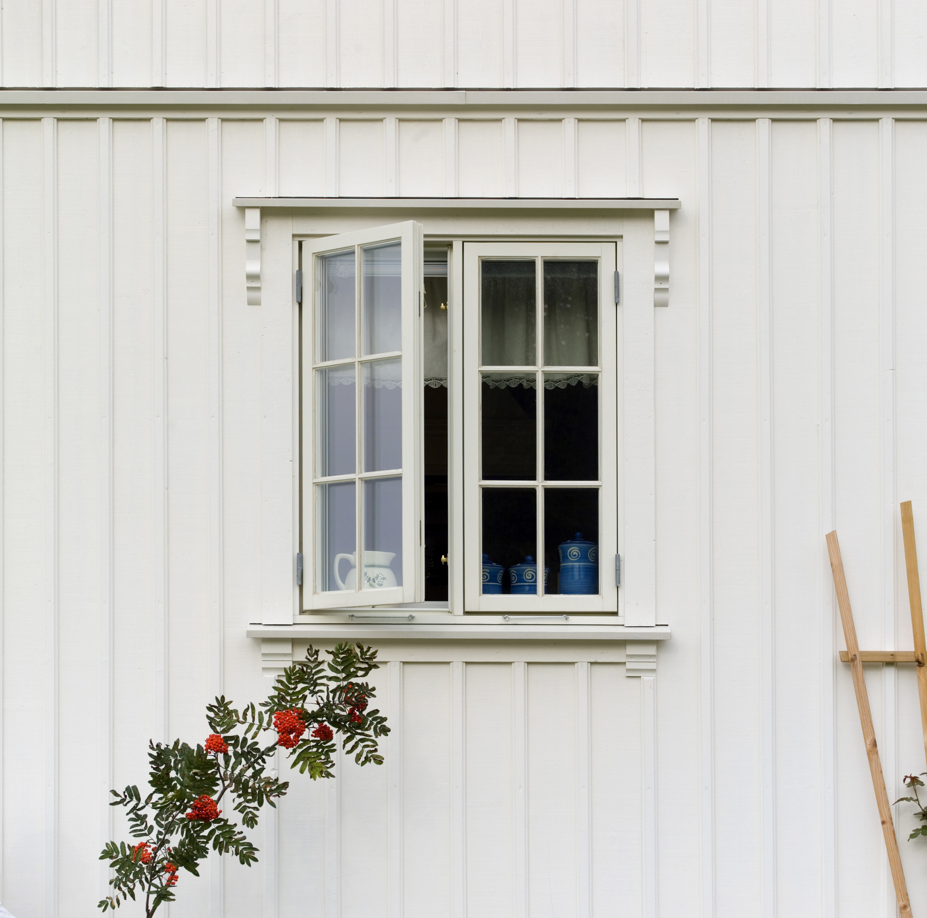 Nymalte og velstelte vinduer gir huset den elegansen det fortjener.  