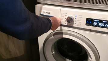 RETT I VASKEMASKINEN: Det er enkelt å re-impregnere tekstiler i vaskemaskinen. Bruk  alltid hele flasken med imprenex wash in plus, sier Inger Løvaas hos Krefting. 