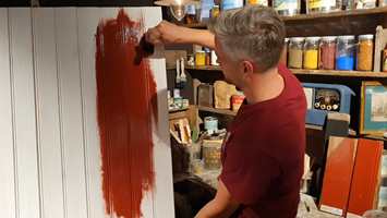 Roger Studsrud påfører maling
