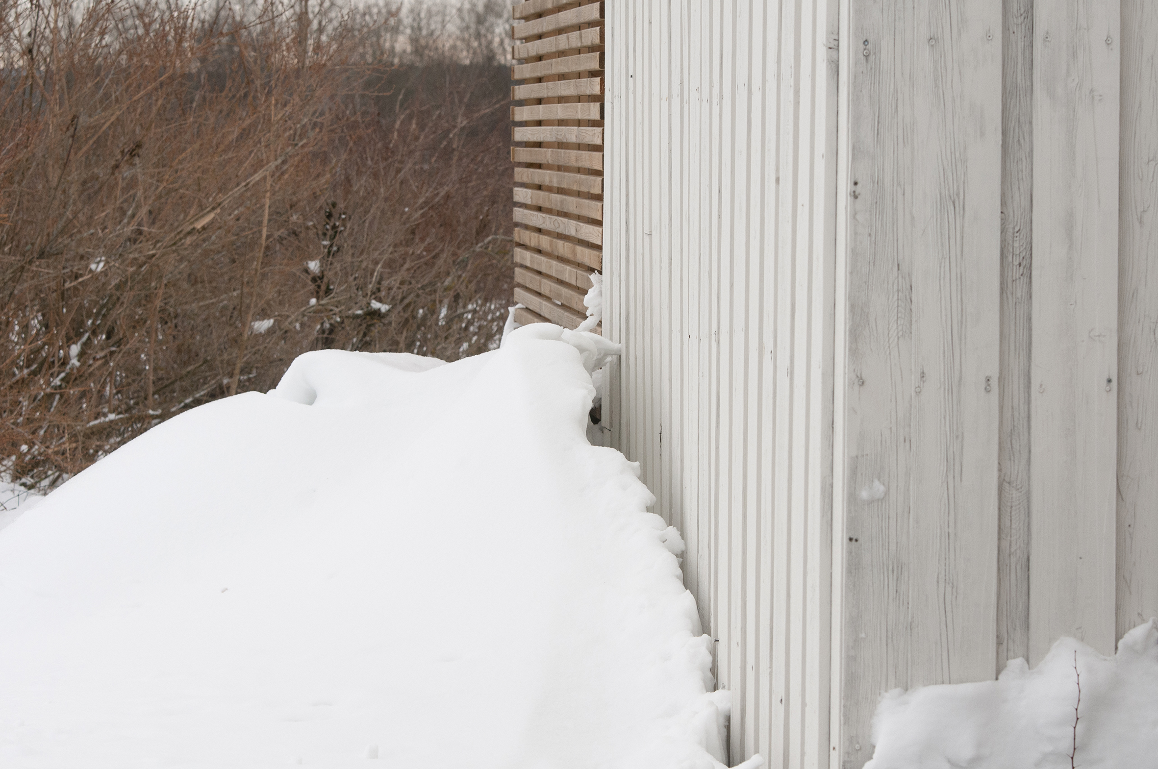 Unngå skader: Fjern snøen fra grunnmur og fasade