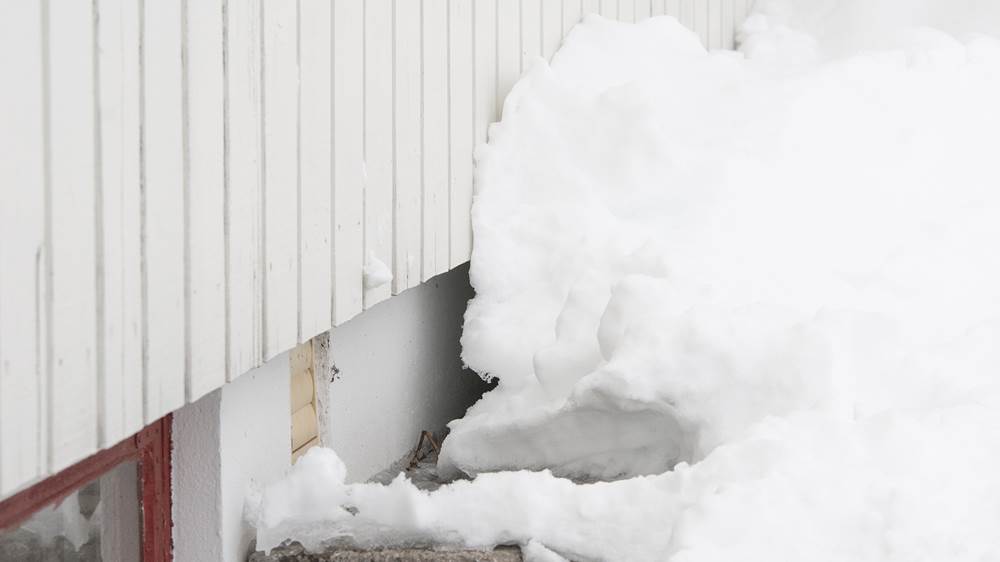Nordmenn går i fella: Fjern snø som ligger inntil husveggen 
