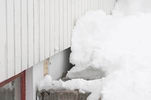 Nedbørsrekord og kraftig vind har ført til mye snø som ligger inntil fasader rundt om i landet. Mange måker også snø bevisst inn mot husveggen, i et forsøk på å isolere. Nå er det viktig å komme seg ut og fjerne nettopp denne snøen.