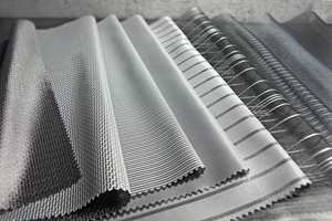 Ulike tekniske tekstiler som har varmereflekterende sølv- og aluminiumsbelagt bakside/Intag.