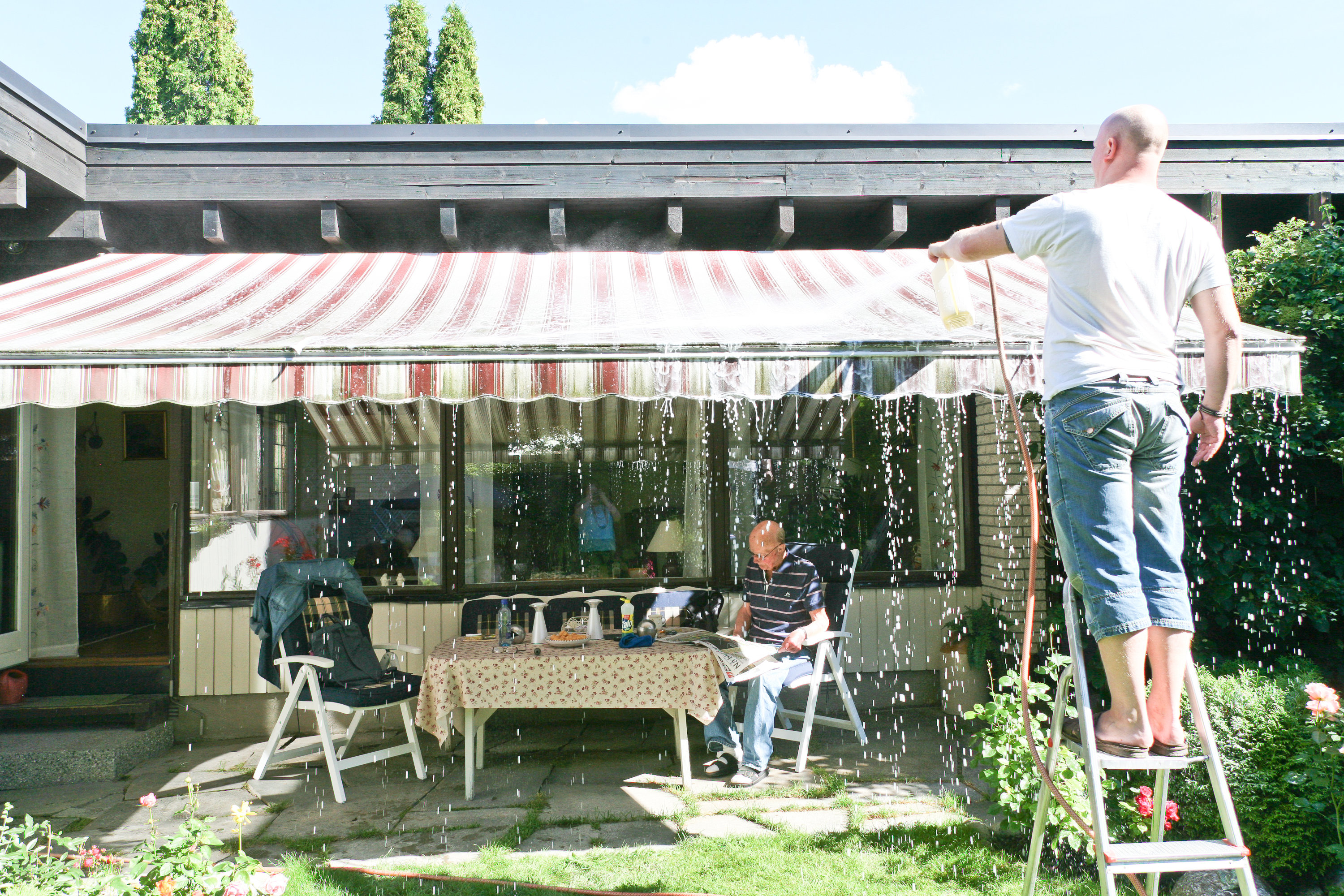 stripete markise på hus vask
