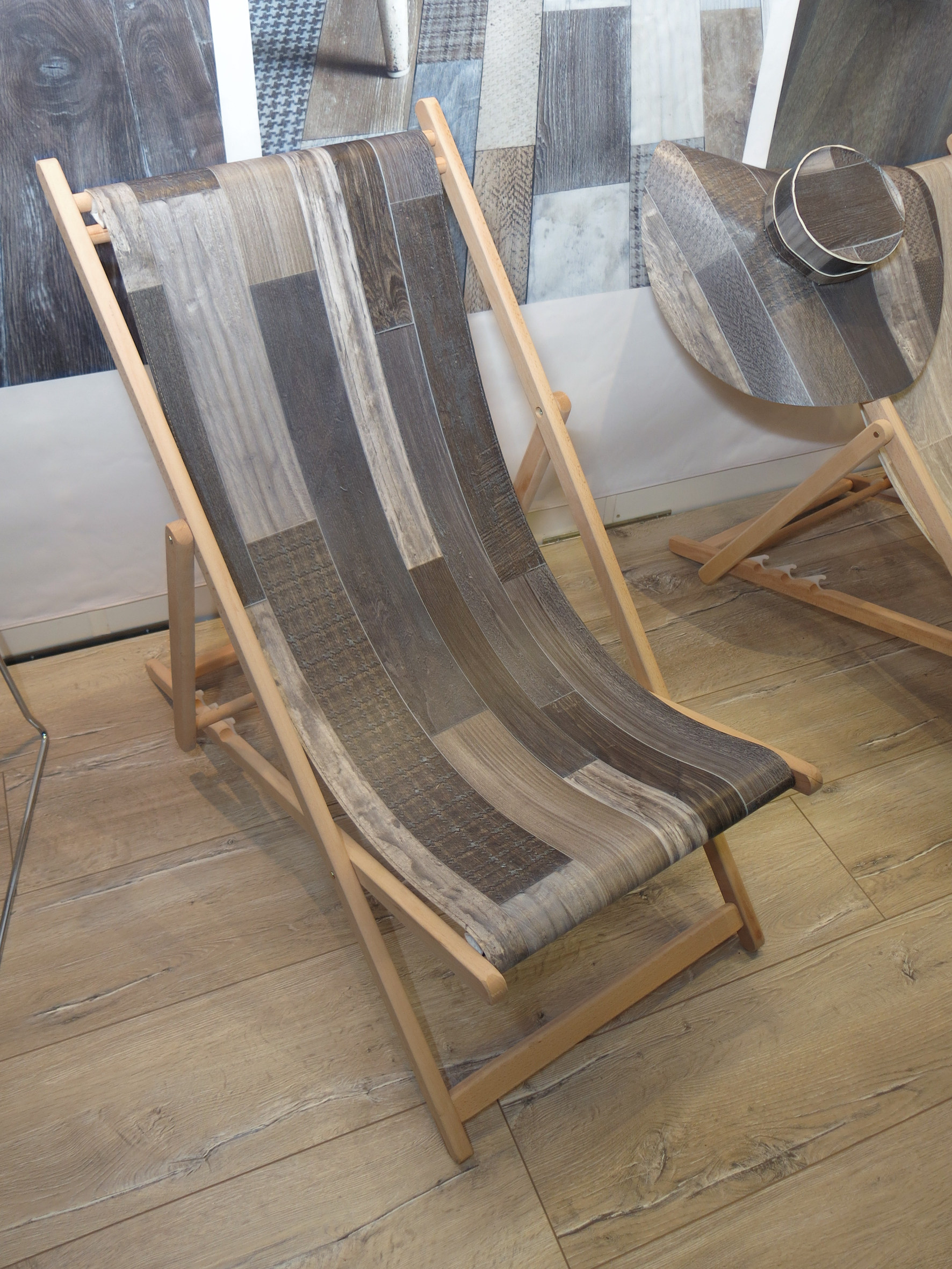 SOLTIMEN: I fjor lagde Gerflor en solstol og solhatt av vinyl. I år er planen å lage en kosebamse. (Foto: Robert Walmann/ifi.no)