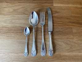 ETTER: Kniv, gaffel og stor og liten skje etter sølvpuss.