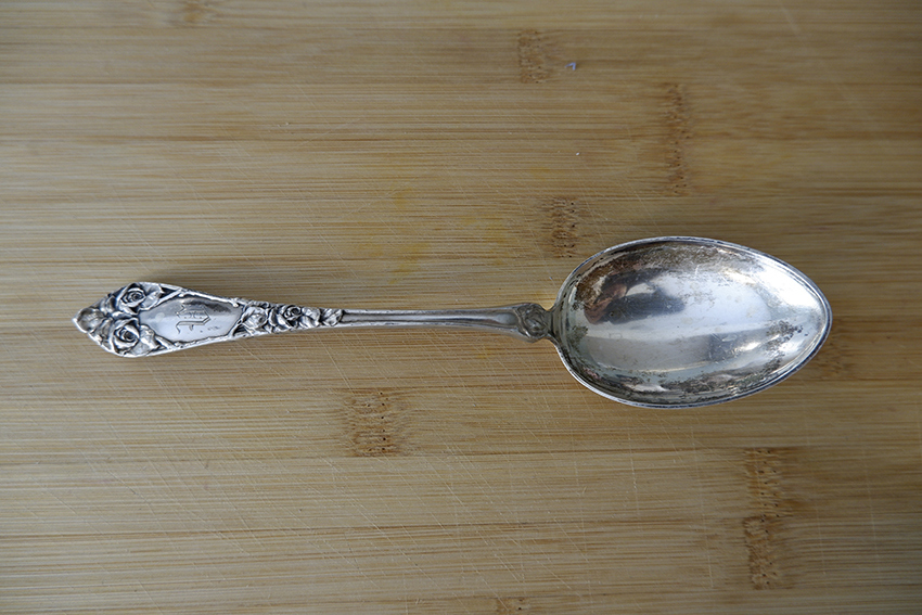 Gammelt sølvtøy for sølvpuss