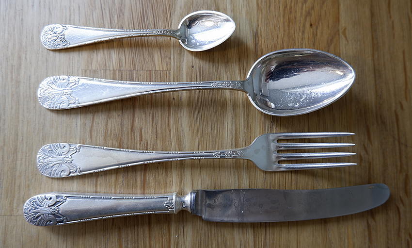 Gammelt sølvtøy før sølvpuss