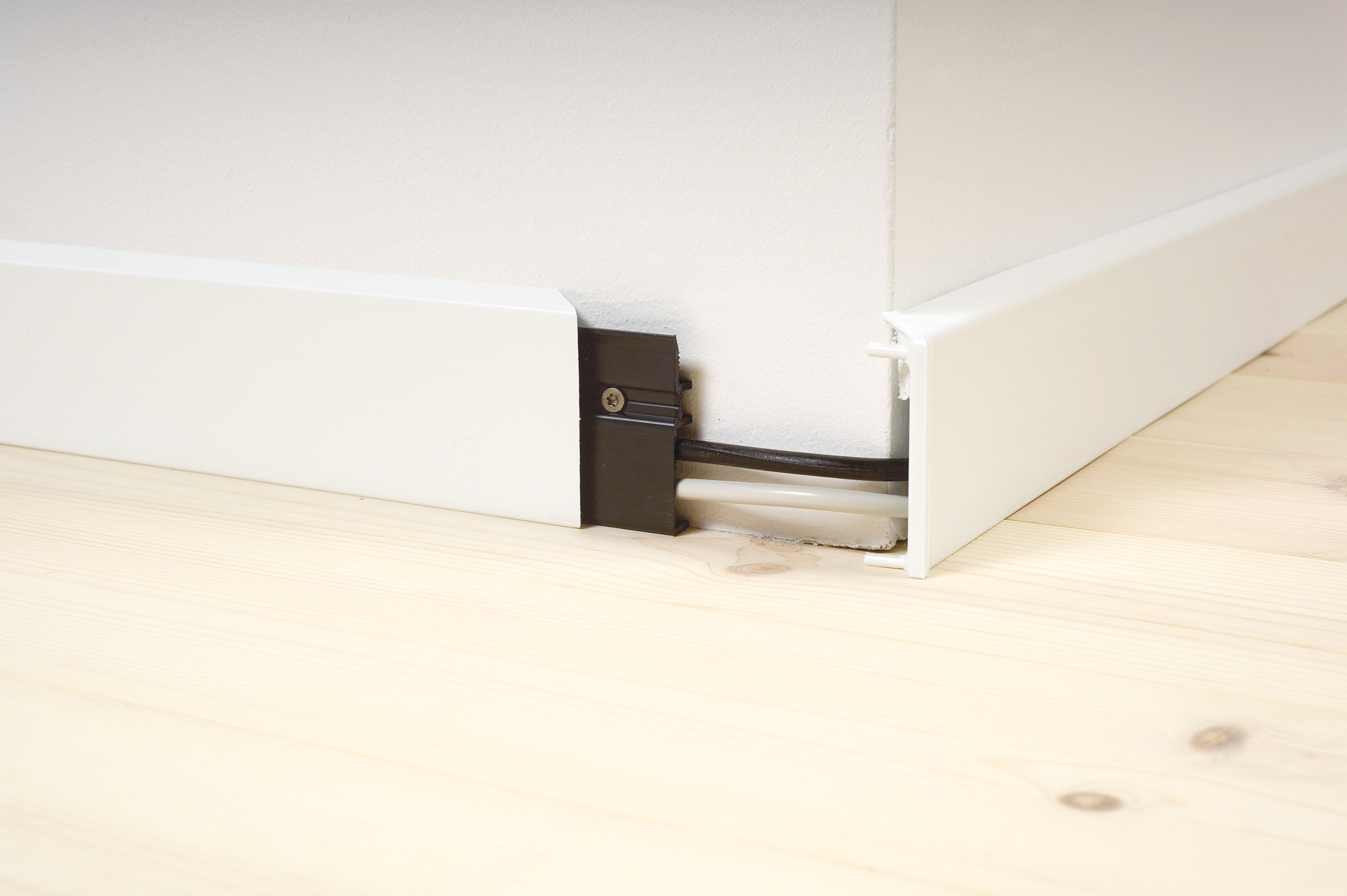 Fotlister fra IBG i plast som skjuler ledninger.