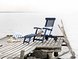 TERRASSESTOL: På grånet tre blir det ekstra sommerlig med en blåmalt stol. Stolen er malt med i farge 2478 fra Flügger.