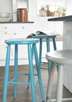 GLADFARGER: Hva med å male et møbel eller noen stoler i en farge du liker?