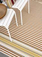 SOMMERLIG: Med gultoner på gulvet, blir interiøret et friskt pust. Her er brukt teppet Saint Tropez fra Inhouse. Teppet fungerer like godt ute som inne.