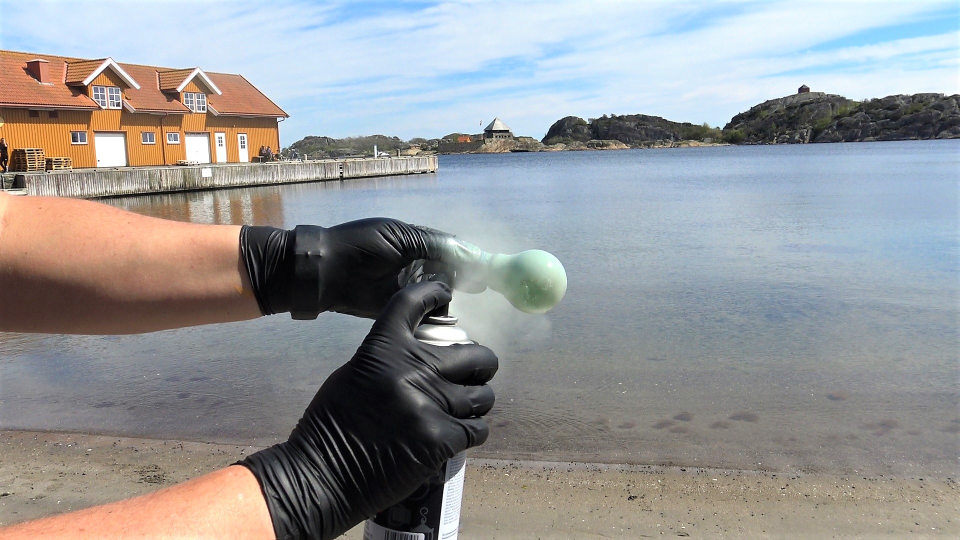 pære på lyslenke sprayes