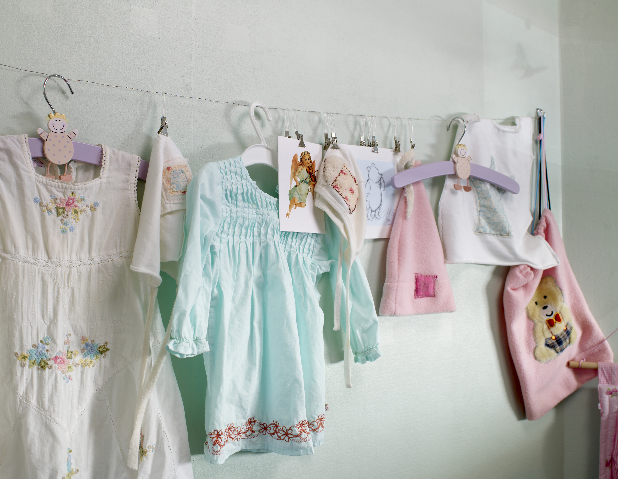 Herlige klær og småting hengt på en wire – enkel å få til, fin dekor. 