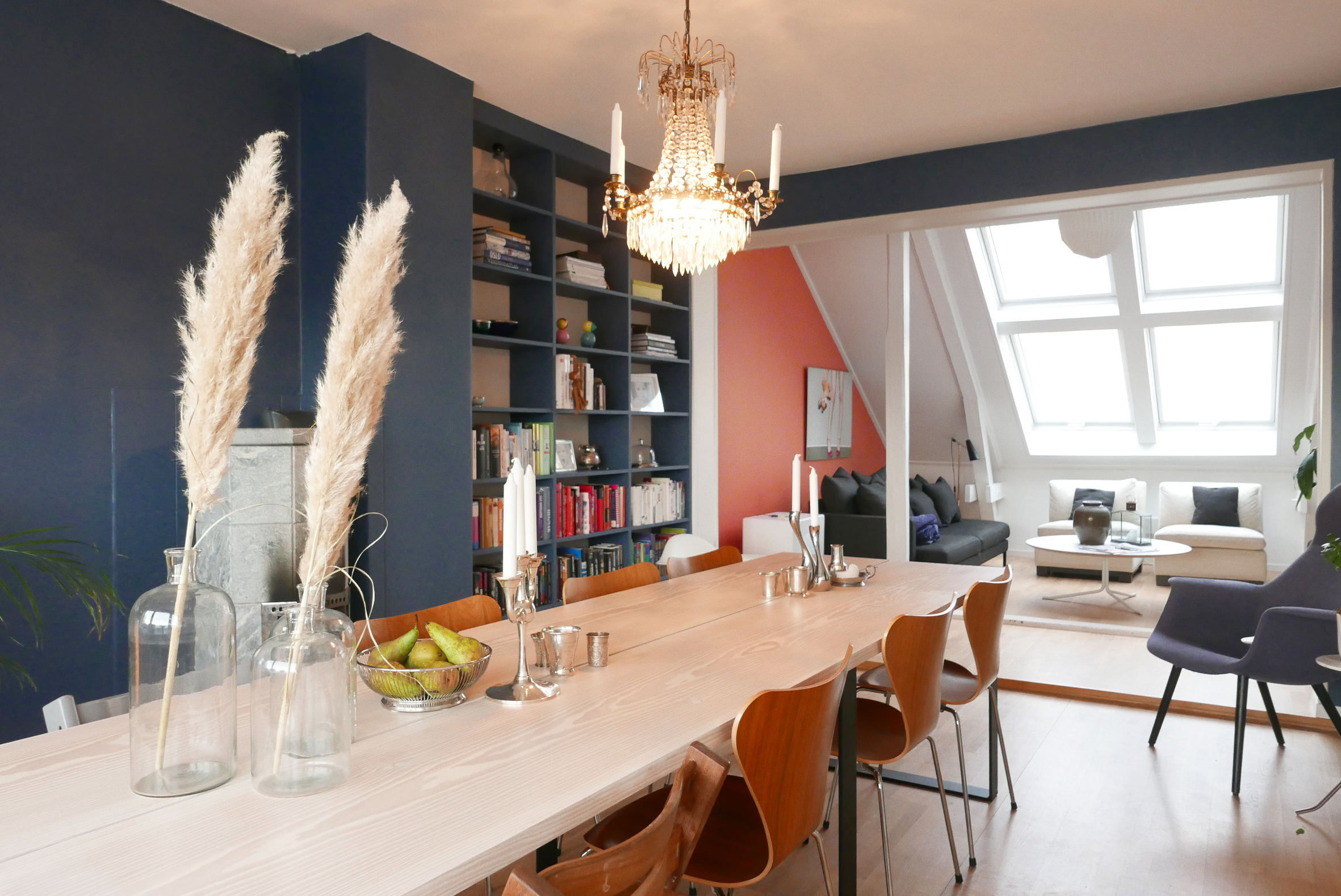 Soner med farger i stua