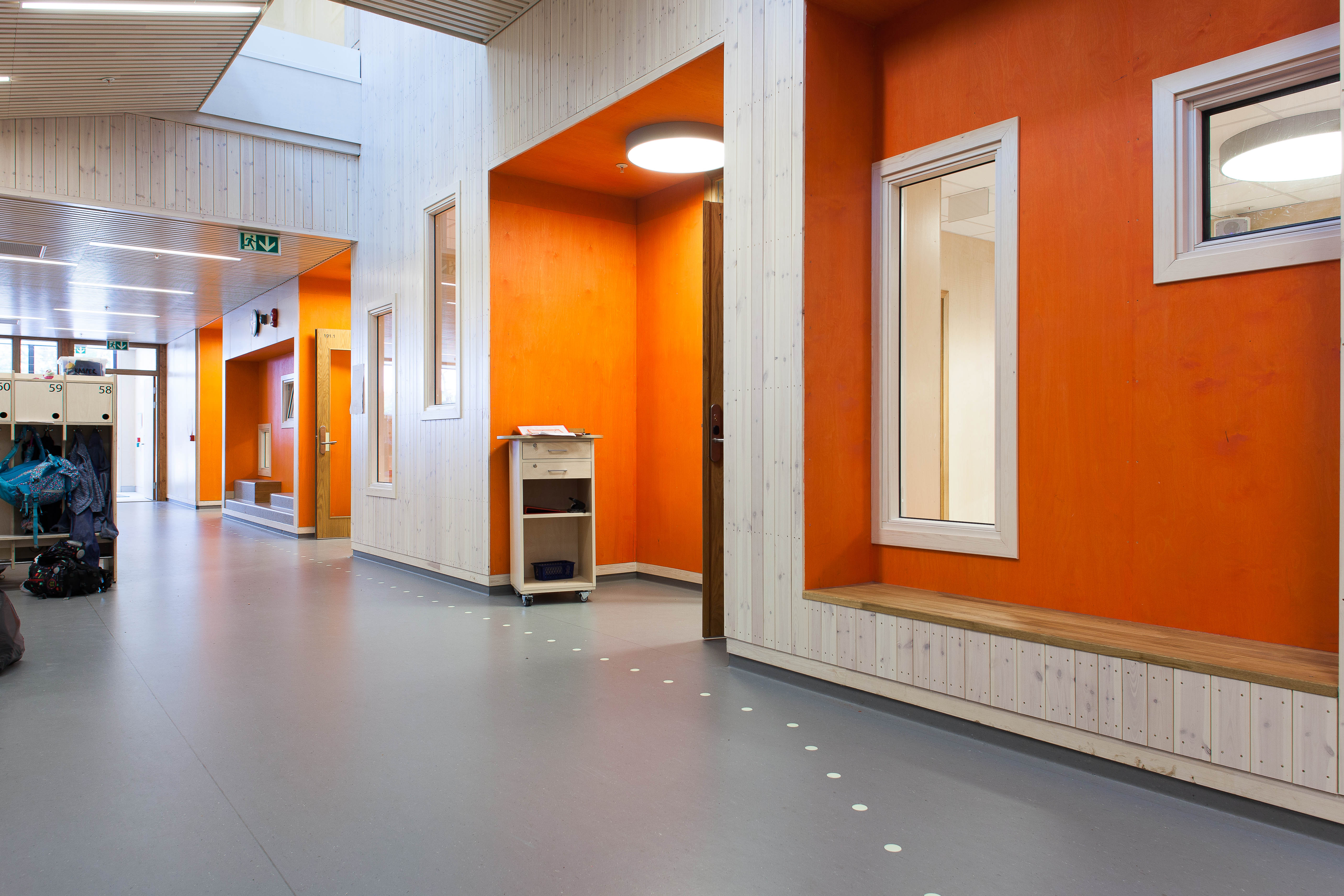 Kriker og kroker og små nisjer er er med på å gi interiøret et trivelig preg - ikke helt hva vi forbinder med skolepreg.