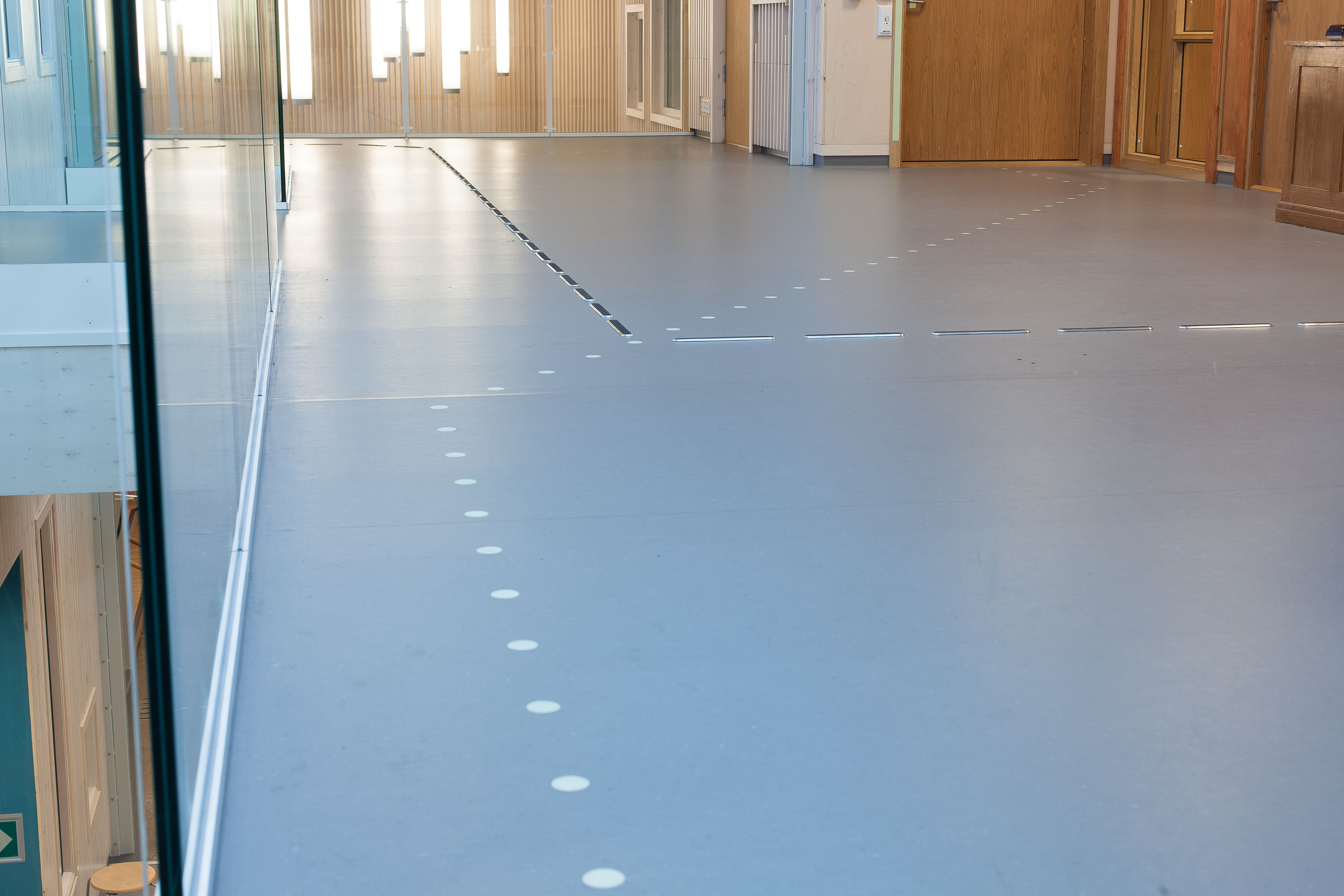 Man finner taktile innslag overalt i det nye skolebygget.