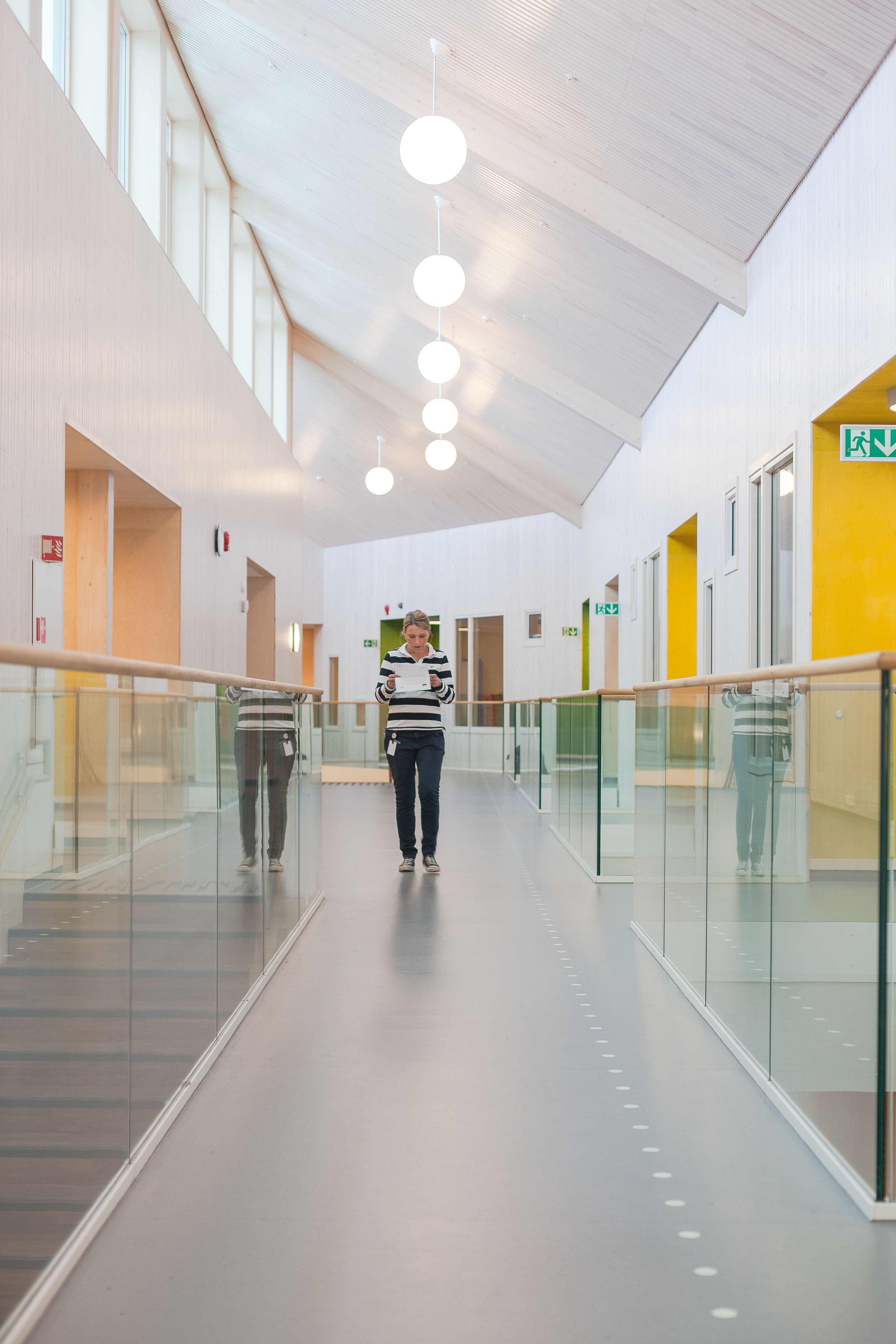 Gjennomtenkt plassering av vinduer, som blant annet omfatter overlys fra takvinduer, sammen med strategisk plasserte kunstlyskilder, skaper en fin effekt. 