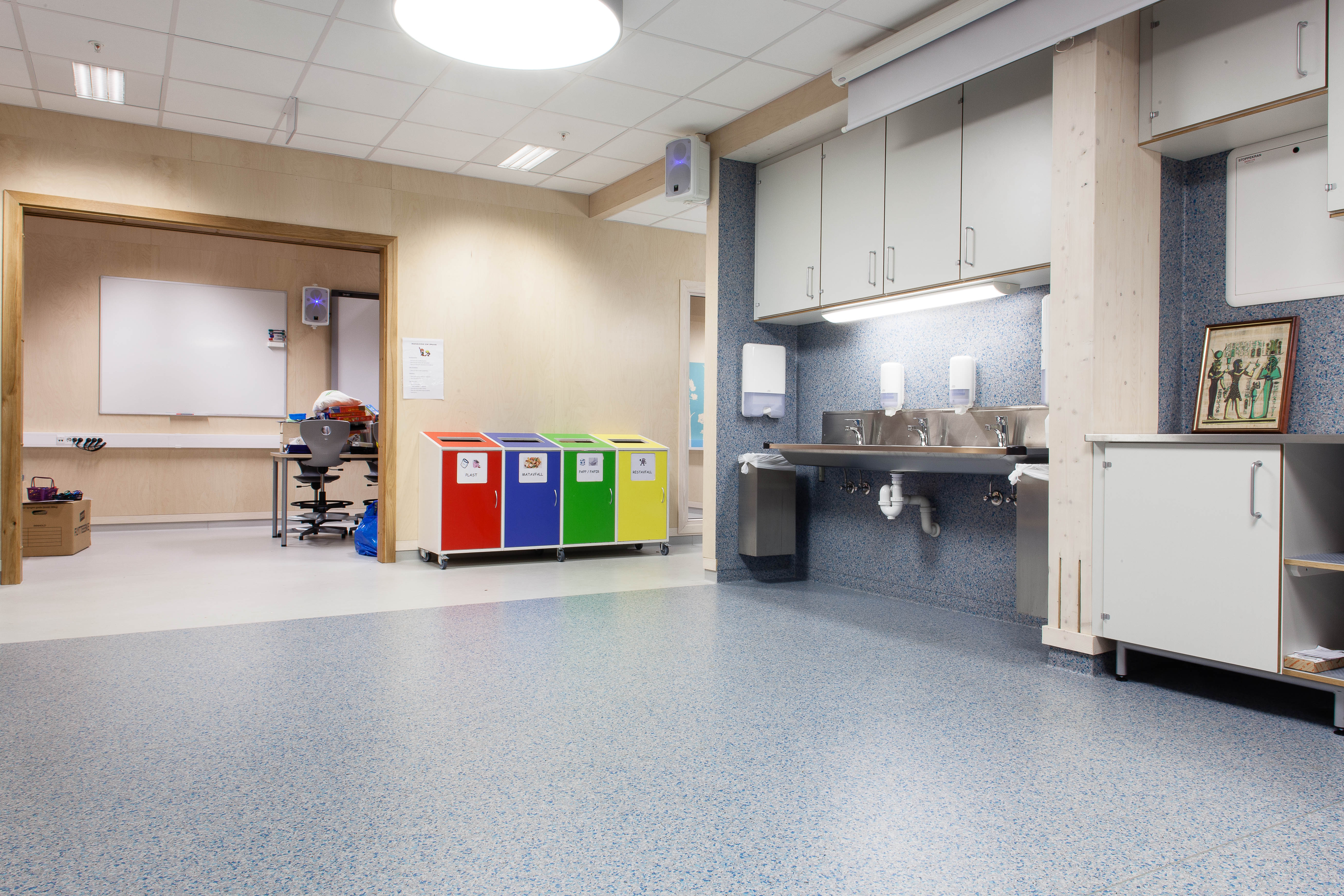 En kan lett bli imponert over hvor praktisk og oversiktlig interiøret på Søreide skole fremstår: ideelle løsninger både for lærere, elever og renholdspersonell.