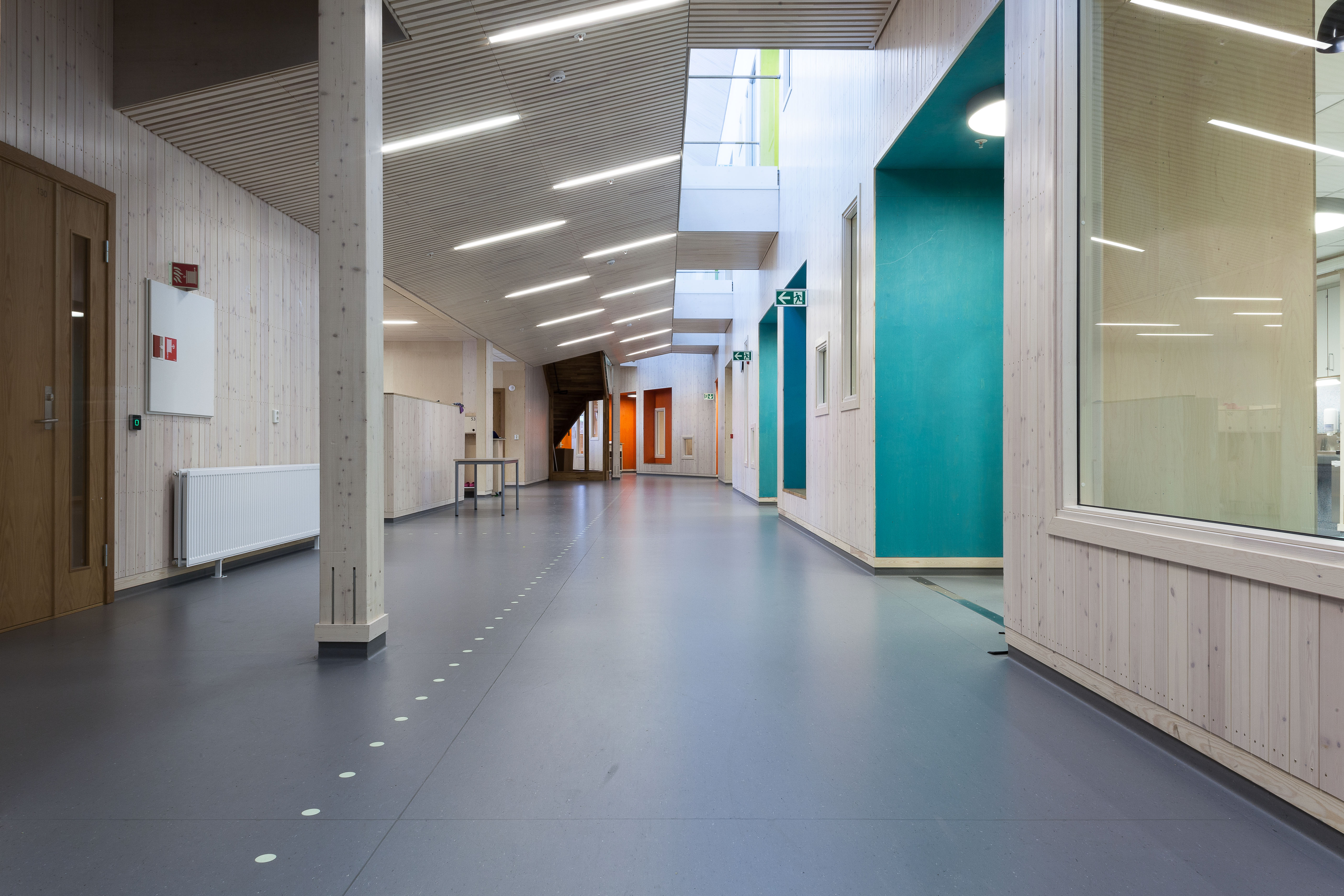 Strategisk bruk av farger gir skolen ulike seksjoner sin egen identitet.