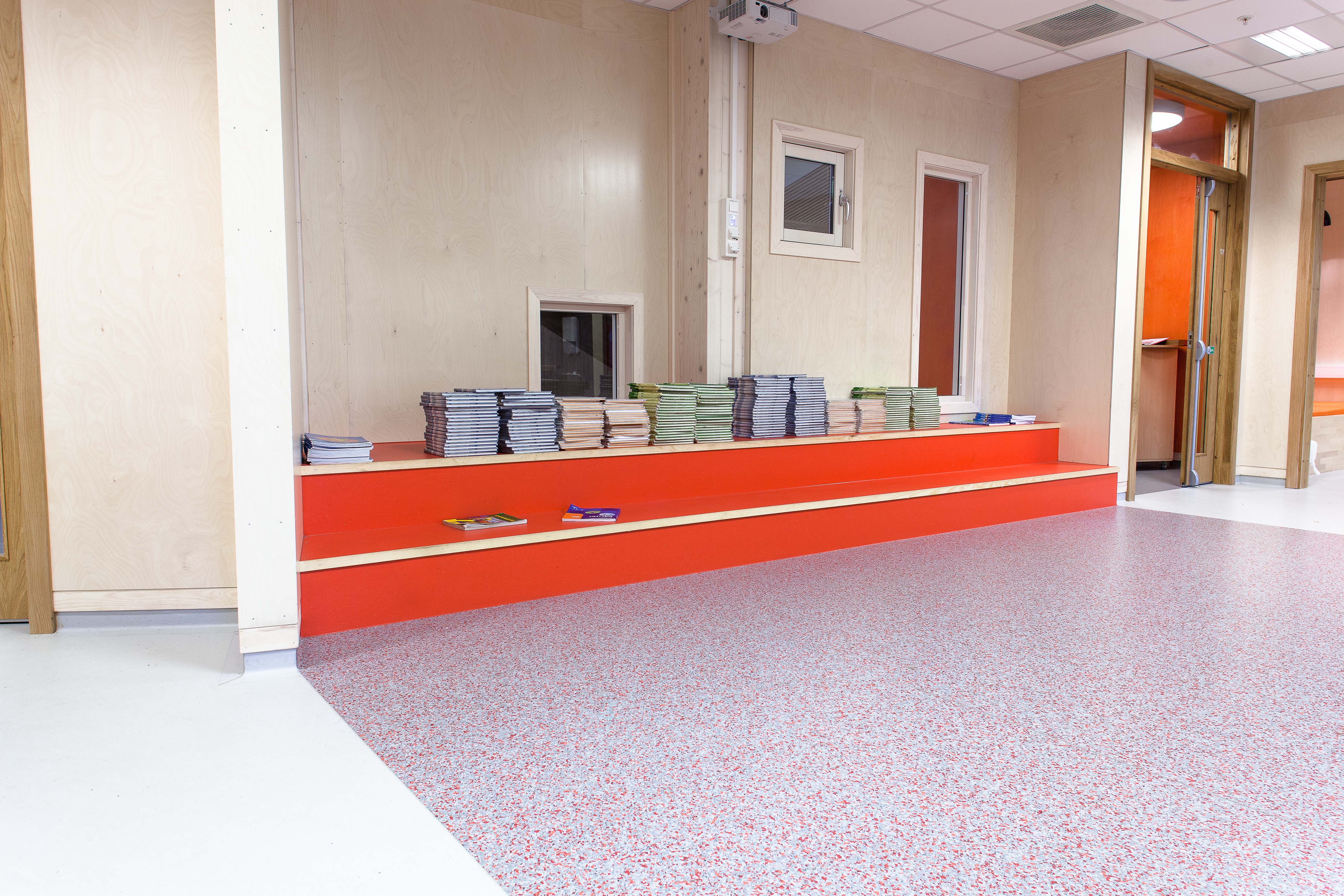 De ulike fargene går igjen på ulike elementer i rommet. 