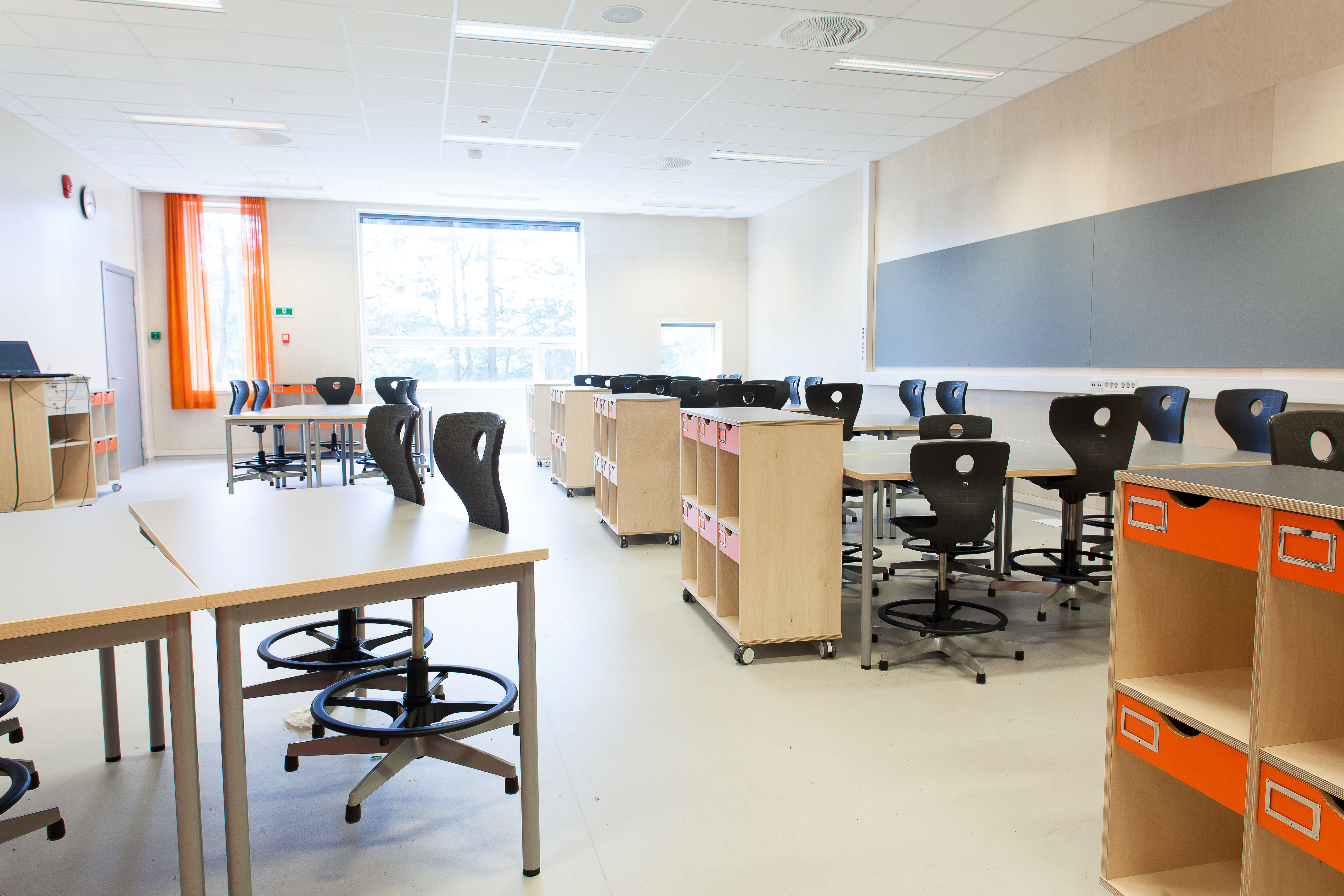 Klasserommene er lyse, luftige og praktisk innredet.