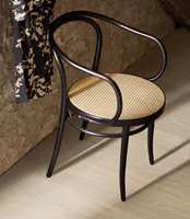 <b>SORT STOL:</b> Med sorte stoler i dette rustikke miljøet unngås at vegger og gulv gror sammen. Gulvet er fra Pergo, laminat Sensation Wide Long Plank.