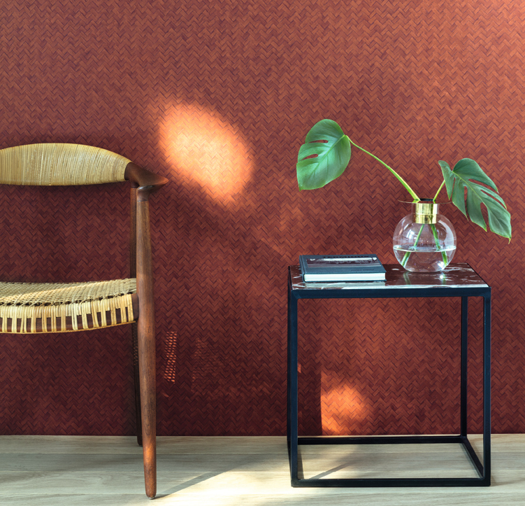 Sort bord til rød vegg