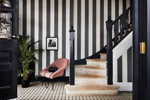 <b>KLASSISK:</b> Striper i sort og hvitt gir et klassisk uttrykk. Kombinert med sortmalte detaljer oppnås en fin helhet i interiøret. Dette tapetet er fra Cole&Son/Borge. (Foto: Borge)