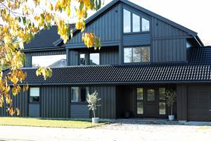 <b>ETTER:</b> Ved å male hele huset i én og samme sorte farge, både kledning, omramminger og dører, har huset fått et moderne og elegant preg. Også taket er frisket opp med maling.