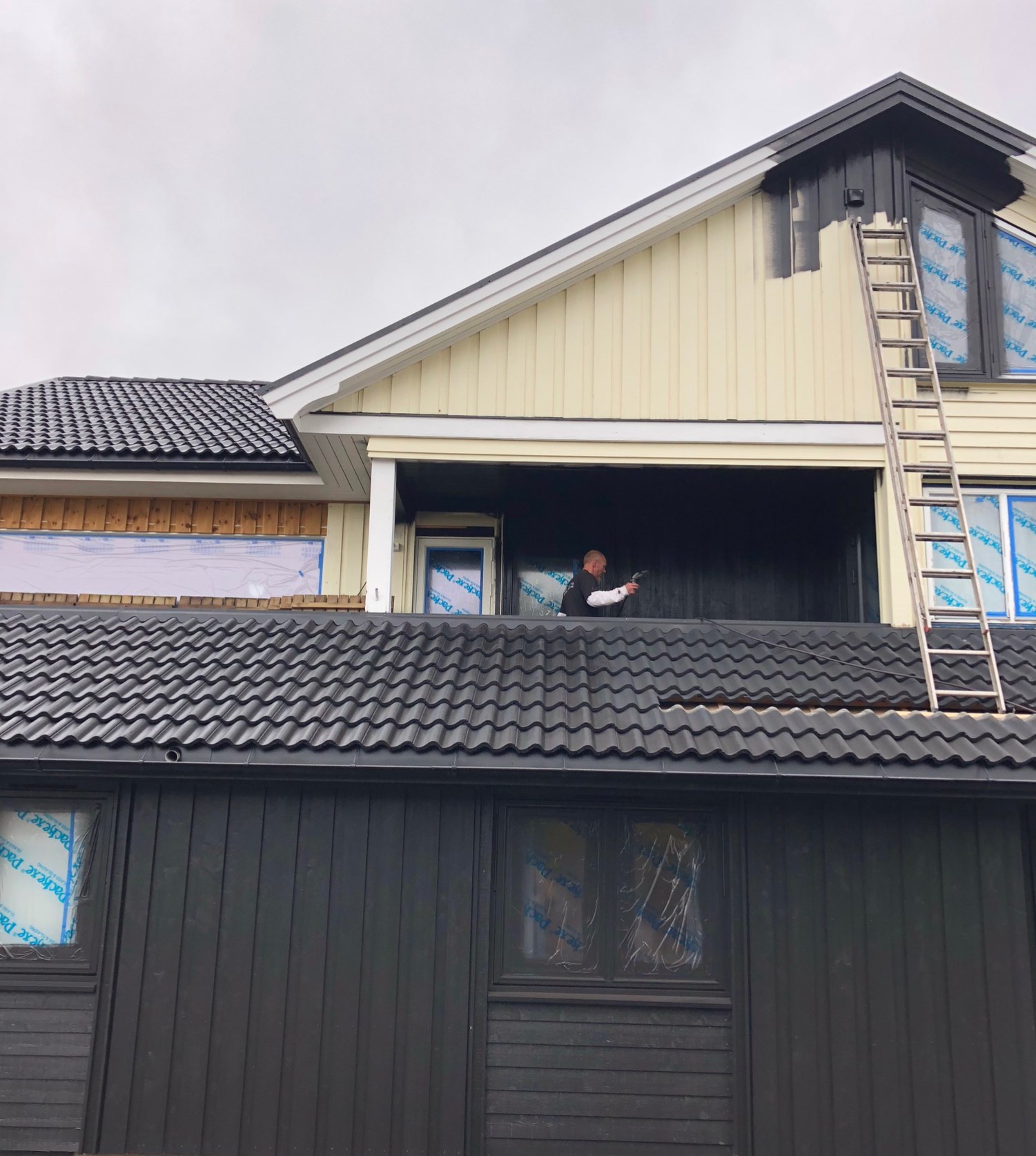 Male taket utendørs