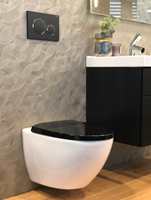 <b>BETJENINGSPLATE:</b> En enkel oppdatering av toalettet får du med sort toalettsete og matt sort betjeningsplate for det vegghengte toalettet. Platen knipser du enkelt på plass selv. Betjeningsplate og toalett fra Geberit. 