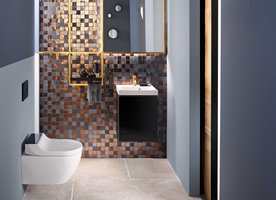 LUKSUS: De sorte detaljene, sammen med de mørkeblå veggene og gullmosaikk, gir en følelse av hverdagsluksus. Her dusjtoalett fra Geberit.