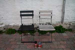 FØR OG ETTER:     Her ser du stolene før og etter plassert ved siden av hverandre.