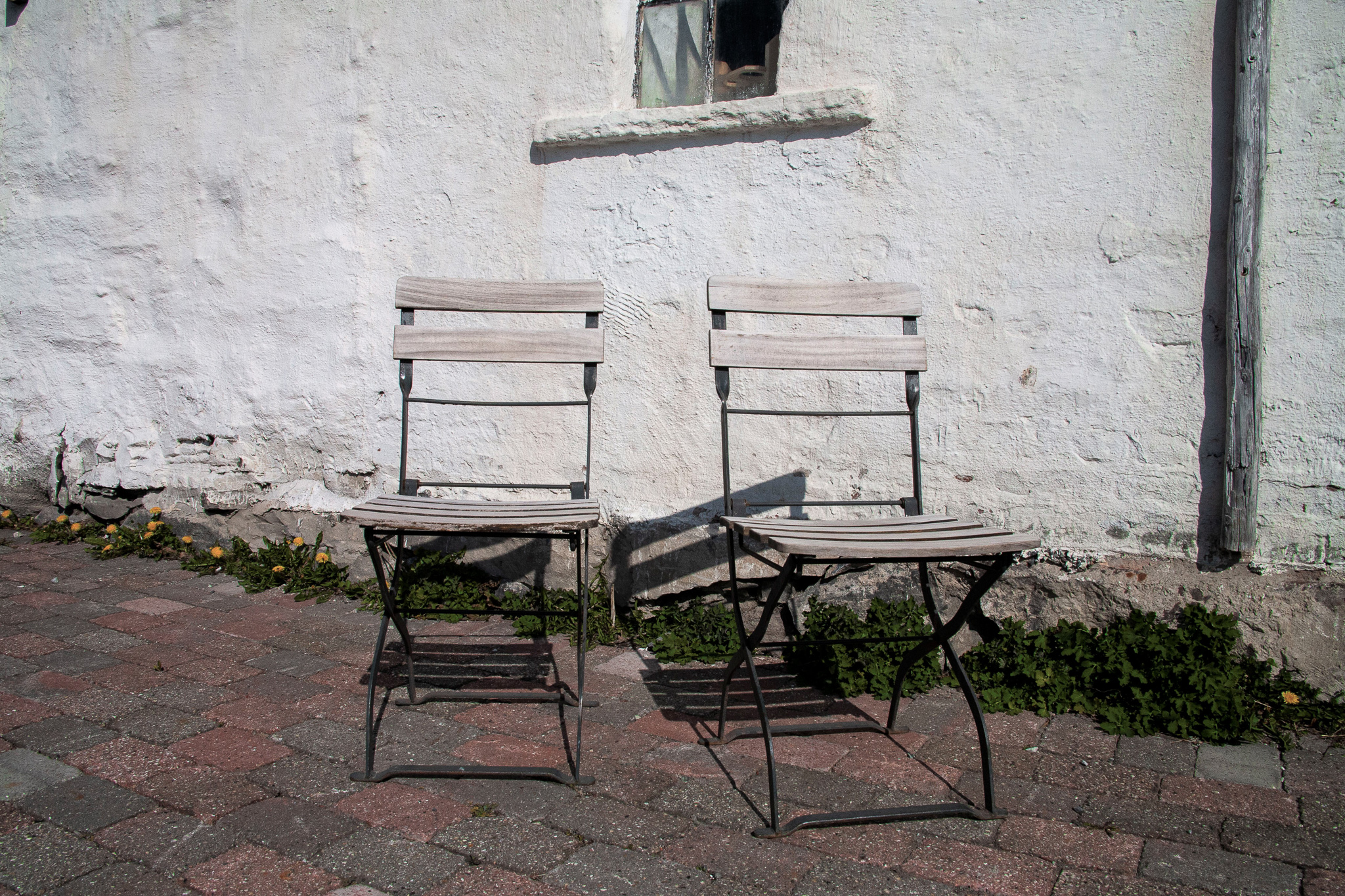 FØR: Gamle stoler med slitt tre og rustent metall.