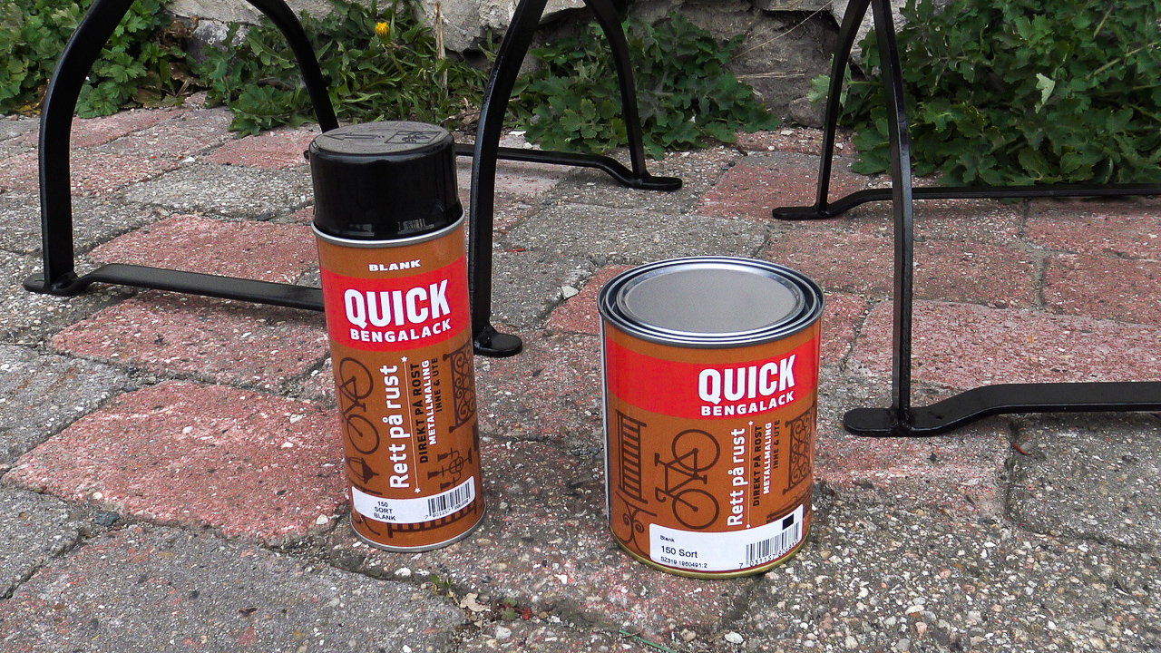 Alt du trenger for å fornye utemøblene er Quick Bengalack på spray og spann.